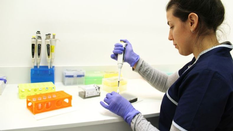 LABORATORIO. El kit comenzó a desarrollarse ni bien se declaró la pandemia. Se producirán 100 test por semana. .