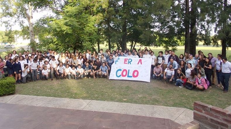 REZOS. Familiares y amigos de Lucas oraron, ayer, por su recuperación..