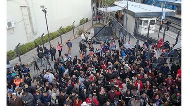 ESPERA. Cientos de usuarios se apiñan para tomar un colectivo en Villa del Parque..