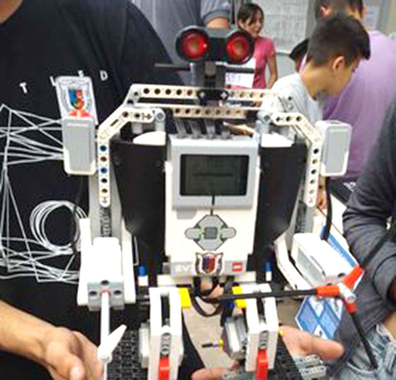 Buen día quería pedirles si podían compartir esta noticia. En el día de ayer (por el viernes) se realizó una exposición en la Escuela Técnica Nº 1 de José C Paz. Se nota que los chicos le pusieron mucha dedicación y esfuerzo y quería felicitarlos a todos. Desde ya muchas gracias. Cristian Agüero.