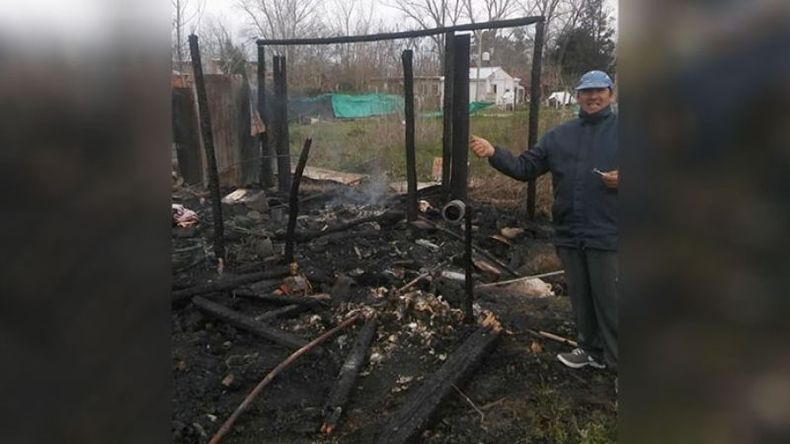 AYUDA. Alan junto a las cenizas de lo que era su hogar, necesita la ayuda de todos..