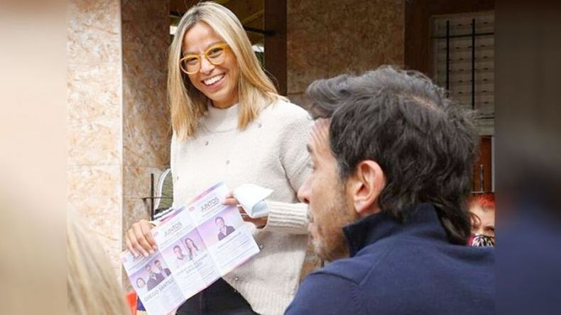SONRISA. Adriana Cáceres junto a Neuspiller con la boleta que ganó la interna..