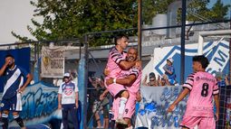 FESTEJO SAGRADO. Riquelme levanta a Mancini, autor del primer gol monarca en 2026. Matías Rojas se suma. FESTEJO SAGRADO. Riquelme levanta a Mancini, autor del primer gol monarca en 2026. Matías Rojas se suma.