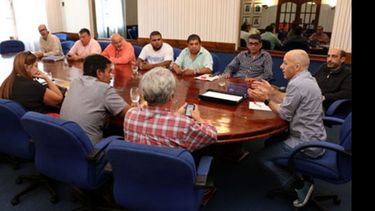 TODOS A LA MESA. Ducoté, sindicatos y concejales, en la reunión paritaria de ayer..