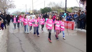 PASO. Los chicos de la Sociedad de Fomento desfilaron en su barrio..