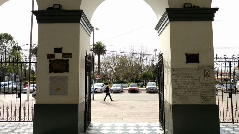 TRES ARCOS. El acceso principal visto desde el interior de la iglesia. .