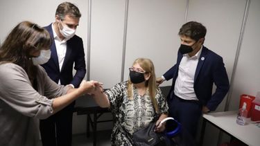 SALUDOS. Kicillof y Achával dialogaron con vecinos y trabajadores del centro..