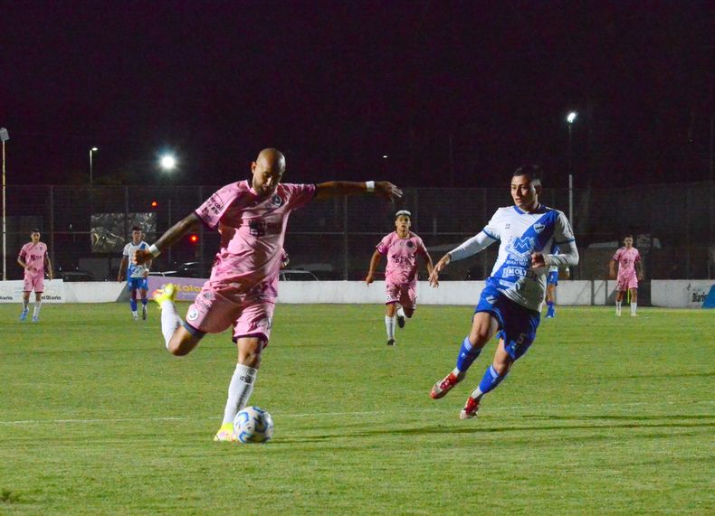 Riquelme prueba al araco. La defensa de Midland lo hizo jugar incómodo.&nbsp;