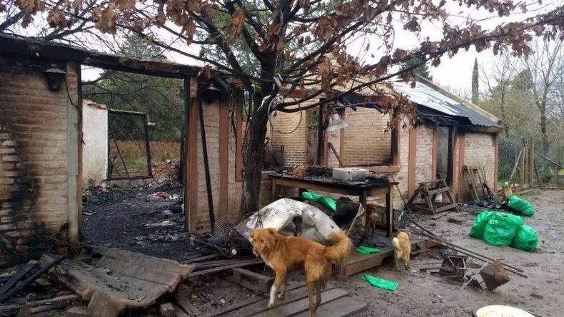 EN RUINAS. Así quedó el refugio y la casa de sus dueños..