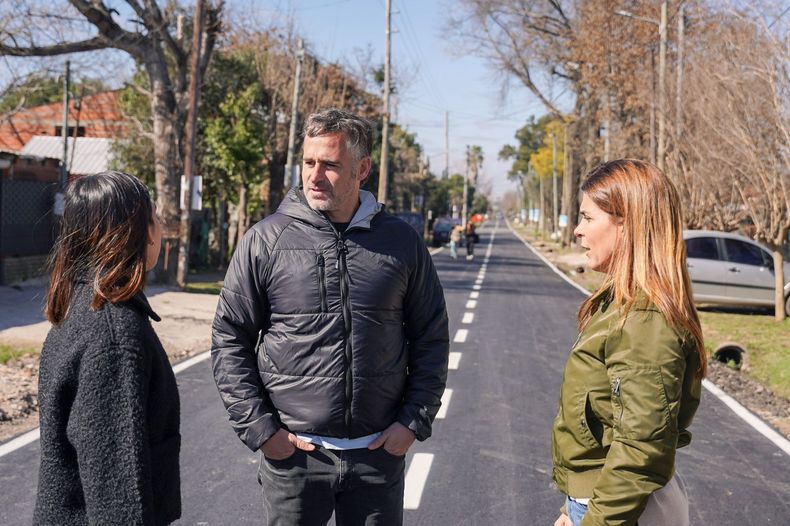 La candidata a primera concejal por Fuerza Patria Pilar, Soledad Peralta, recorrió los asfaltos junto al intendente Federico Achával.