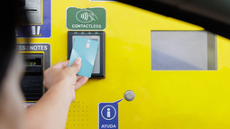 La nueva modalidad permite pagar los peajes con tecnología contactless en Acceso Norte y Oeste, y avanza hacia un sistema sin efectivo en la Argentina. La nueva modalidad permite pagar los peajes con tecnología contactless en Acceso Norte y Oeste, y avanza hacia un sistema sin efectivo en la Argentina.