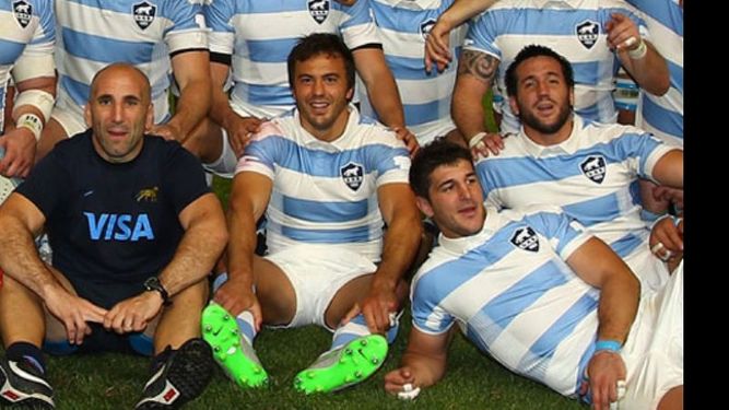 Hernández, Cubelli e Iglesias (abajo), en el festejo tras el triunfo histórico..
