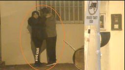 VIDEO Simulaban besarse, pero forzaban una reja para robar en un comercio