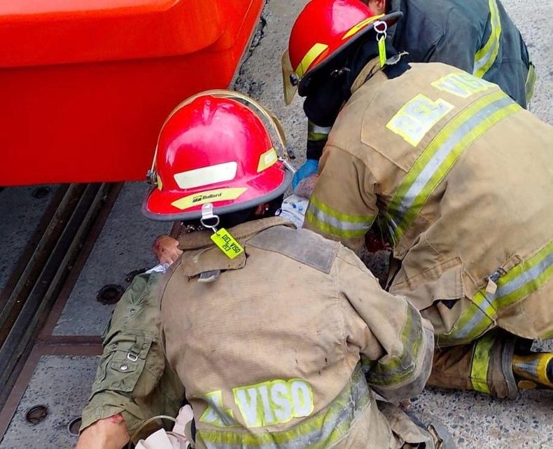 Los bomberos en el momento en que asisten a la víctima.&nbsp;