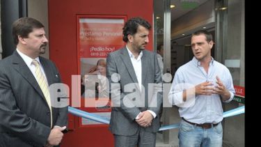 Laurent (der.) impulsó e inauguró cajeros en Del Viso en 2013..