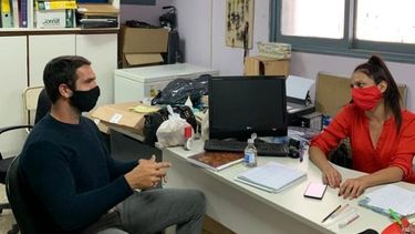 EDUCACIÓN. Juan Martín Tito, durante una visita a la Escuela 23 de Villa Astolfi..