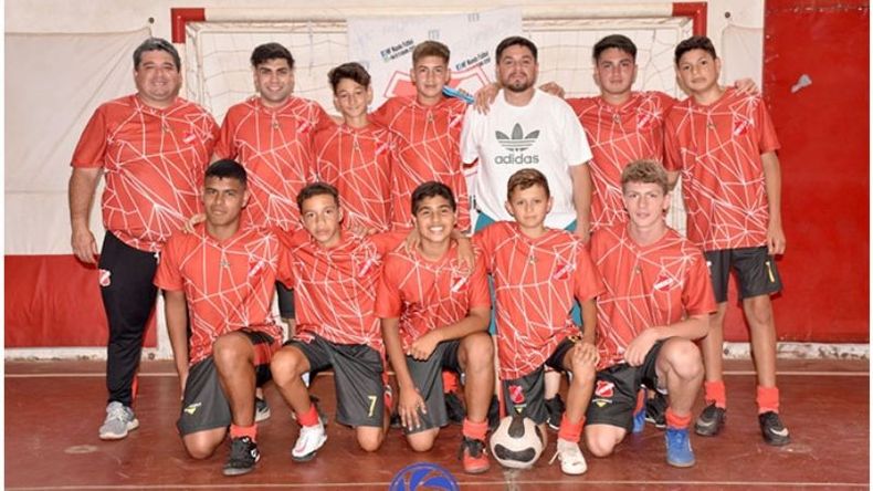 REYES. Los campeones de la 2008 posaron con sus nuevas camisetas..