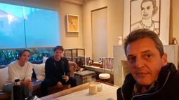 REUNIÓN. Antes de partir, Sergio Massa definió la agenda de obras con Malena Galmarini y Axel Kicillof. &nbsp;