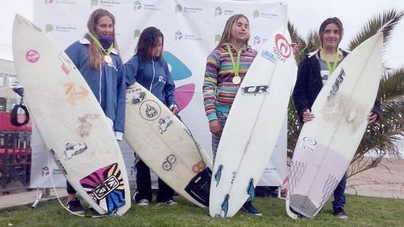 SURF. Cecilia Cozoleto (izq.) obtuvo bronce..