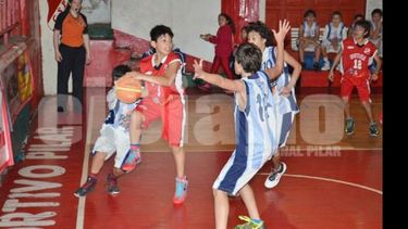 (FREDY CABALLERO). BARRERA. La Sub 13 del Rojo luchó frente a la buena defensa visitante..