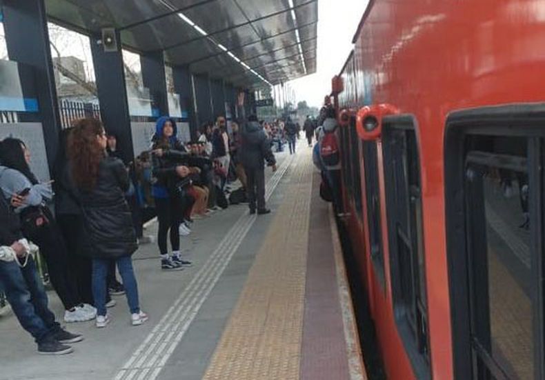 Esto fue en Sordeaux a las 7:47, lo mismo se repitió en Grand Bourg, Nogués, Los Polvorines y la peor parte Don Torcuarto. Gente peleándose adentro del tren, gente que dejó pasar más de un tren por lo comprimida que estaba la formación. Braian Saucedo.