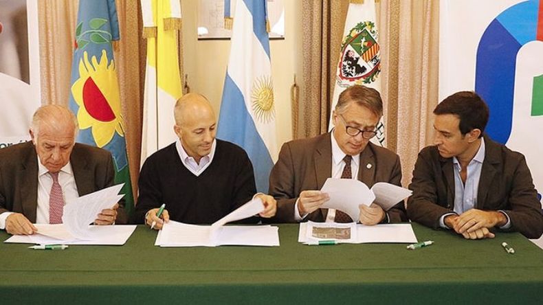FIRMA. Ducoté selló el traspaso con autoridades de la USAL..