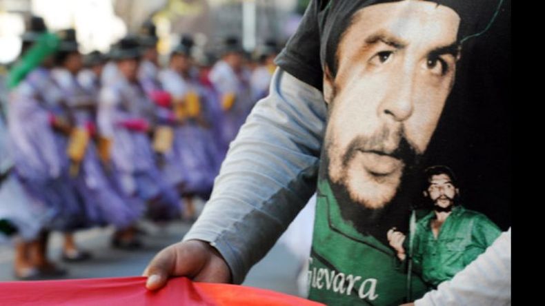 Remeras. La de Néstor y la del Che. Ambos quieren destronar a Rivadavia..