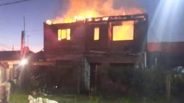 El fuego se inició a causa de un cortocircuito en la planta baja. Foto @juancaimpacto.