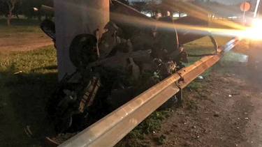 IMPACTANTE. El auto de la víctima “abrazó” la columna del puente.