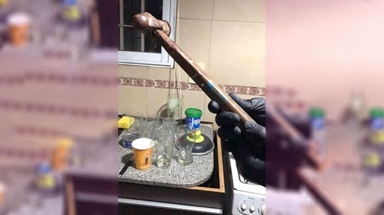 MARTILLO. Fue encontrado en la cocina de la casa. Sería el arma homicida..