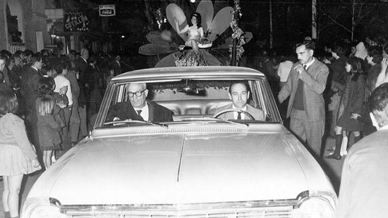1966. Desfilan los automóviles, devenidos en carrozas. De fondo, una joven saluda y arroja flores a la multitud. Convertirse en la Reina del Carnaval era un sueño cumplido..