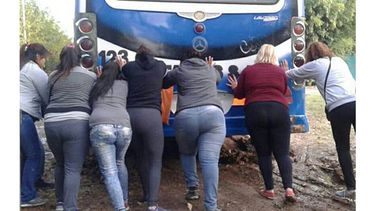 MUJERES FUERTES. Las vecinas tratando de ayudaral 511..