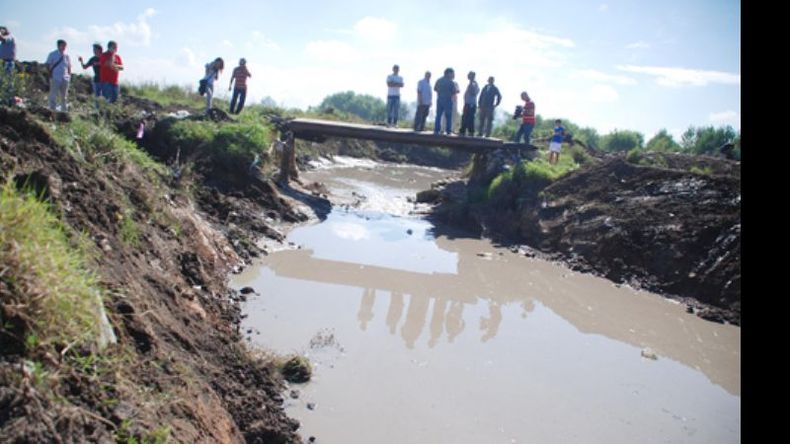 Paso peatonal. Puente precario sobre el Pinazo. Los vecinos lo rechazan..