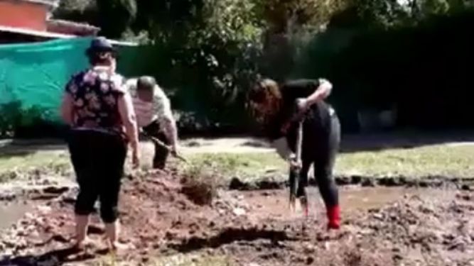 MANOS A LA OBRA. Vecinas de la calle Pampa tapando los pozos..