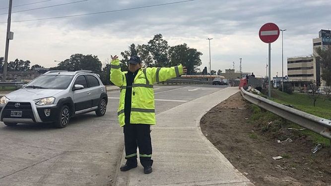 CONTROLES. Inspectores guían el tránsito en el puente Champagnat..
