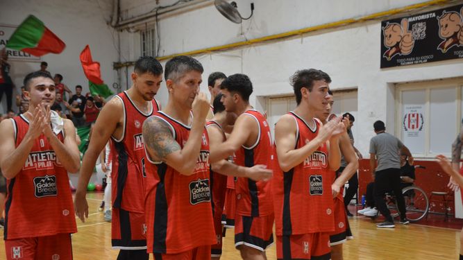 ENTRE LÁGRIMAS. Los jugadores de Atlético se despiden con dolor tras consumarse el descenso.