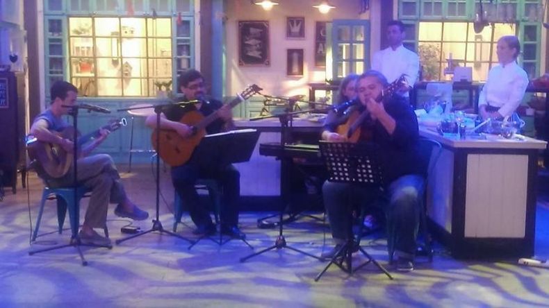 Claudio Sosa, por la tele. El músico Claudio Sosa, radicado en Pilar desde hace varios años, se presentó este domingo en el programa “Morfi”, emitido por Telefé. Allí formó parte de la agrupación Tucumanos, junto a Topo Encinar, Juan Quinteros y Lucho Hoyos..