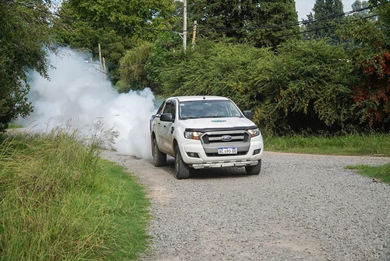 PREVENCIÓN. El Municipio fumiga las áreas cercanas a los casos confirmados. &nbsp;