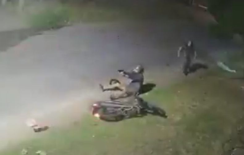 El policía efectúa el primer disparo desde el suelo, mientras el ladrón había comenzado a correr.