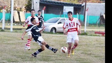 Lautaro Gómez puntea la pelota ante la salida de Medina; era el 1-0 de Pilar FC..