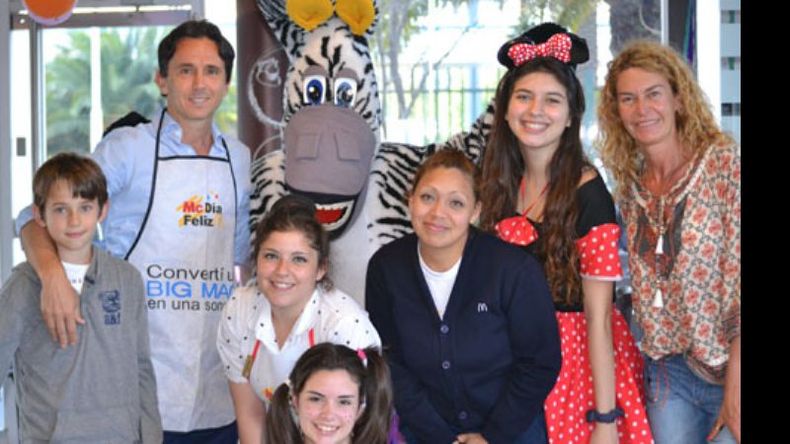 CON FRITAS. El concejal electo de Cambiemos, Sebastián Neuspiller, se sumó al Mc Día Feliz que todos los años organiza Mc Donald’s, con fines solidarios..
