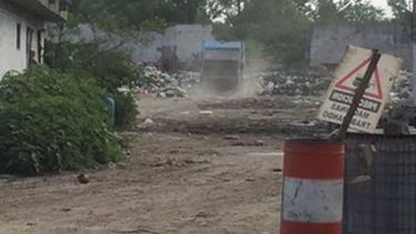 CAMIONES CON BASURA. Ingresan entre “10 y 20 por día”, sostienen los vecinos. .
