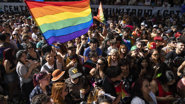 bajo el lema  ni un derecho menos se lleva adelante la marcha del orgullo 2023