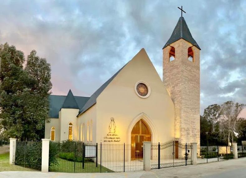La Iglesia de la Sagrada Familia, Santuario de la Virgen del Cielo, ubicada en el barrio Los Tilos de La Lonja.&nbsp;