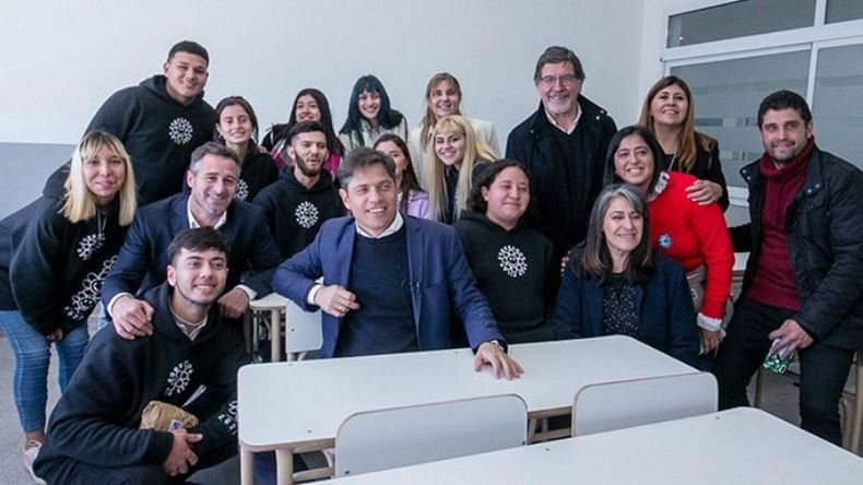 EN EL AULA. Kicillof, Achával y Sileoni, con los alumnos de Manzanares..