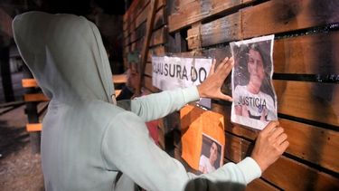 Amigos y familiares de Braian lo recordaron anoche colocando fotos suyas en el frente del local que fue clausurado por la municipalidad. Foto: Télam..