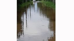 TODO AGUA. Así se encontraba ayer a la mañana la calle Uruguay, en Manzone. Desde hace semanas, los vecinos vienen reclamando que el Municipio la repare y ante la falta de respuestas, ya cortaron el acceso a Astolfi en dos oportunidades. Este viernes, volvería conla protesta y no descataron bloquear la Ruta 25..