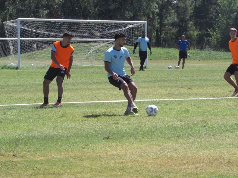 PELOTA. Camilo Heredia toca de primera; atrás quedó Brian Martín.