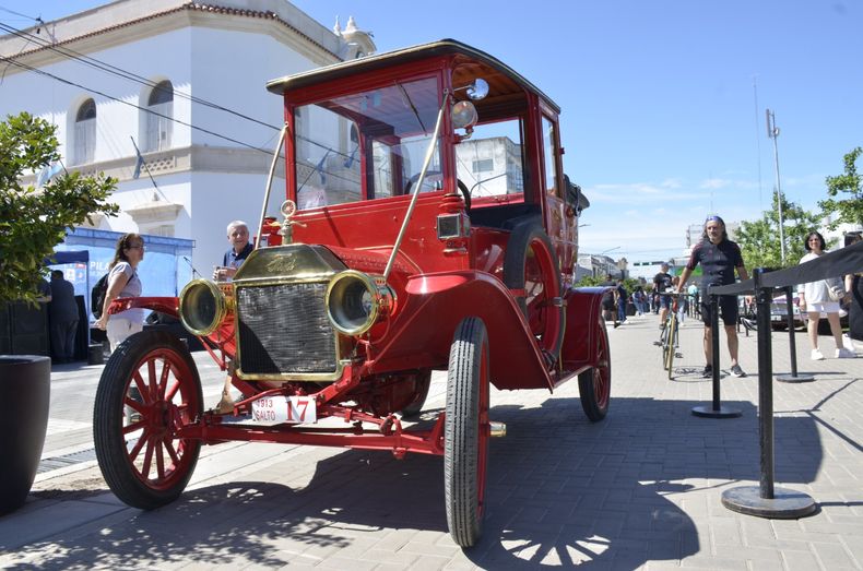 Autos clásicos en la plaza 12 de Octubre de Pilar.