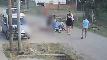 Los familiares del joven asesinado incendiaron la casa de la mujer policía y los vehículos del transportista.